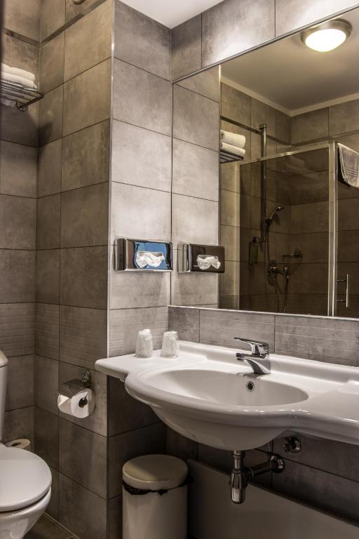 Двухместный (Улучшенный двухместный номер с 1 кроватью) отеля Hotel Mercure Mrągowo Resort&Spa, Мронгово
