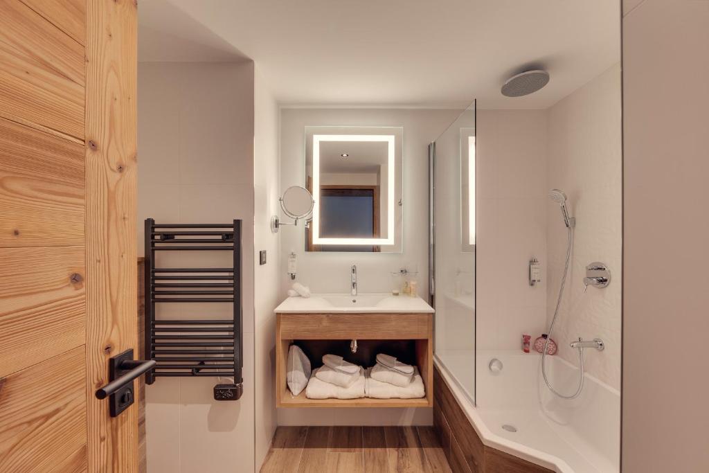 Двухместный (Улучшенный двухместный номер с 1 кроватью или 2 отдельными кроватями) отеля Hôtel Avancher, Валь-дизер