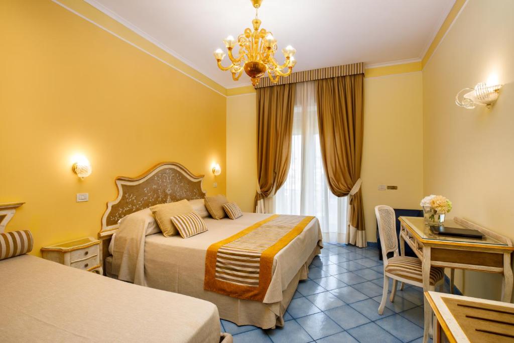 Двухместный (Двухместный номер с 1 кроватью или 2 отдельными кроватями и балконом) отеля Hotel Zi' Teresa, Сорренто