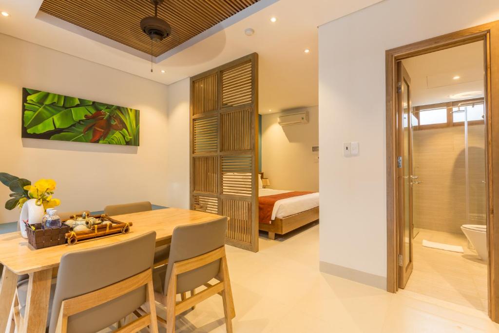 Двухместный (Двухместный номер с 1 кроватью и видом на бассейн) отеля Tam House Villa Hotel, Дананг