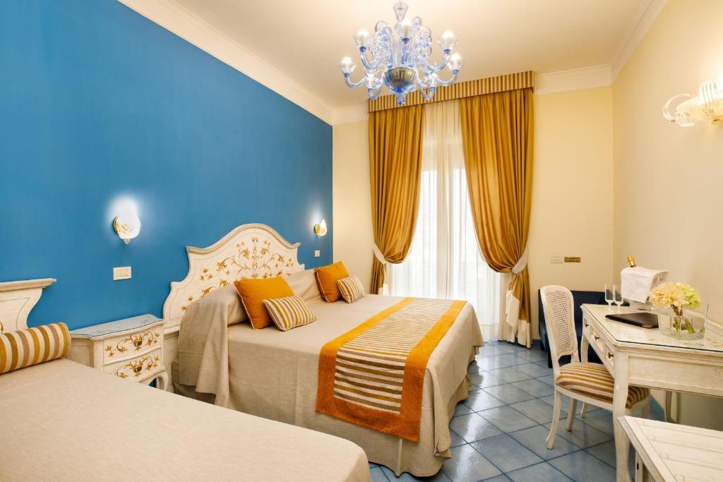 Двухместный (Двухместный номер с 1 кроватью или 2 отдельными кроватями и видом на море) отеля Hotel Zi' Teresa, Сорренто