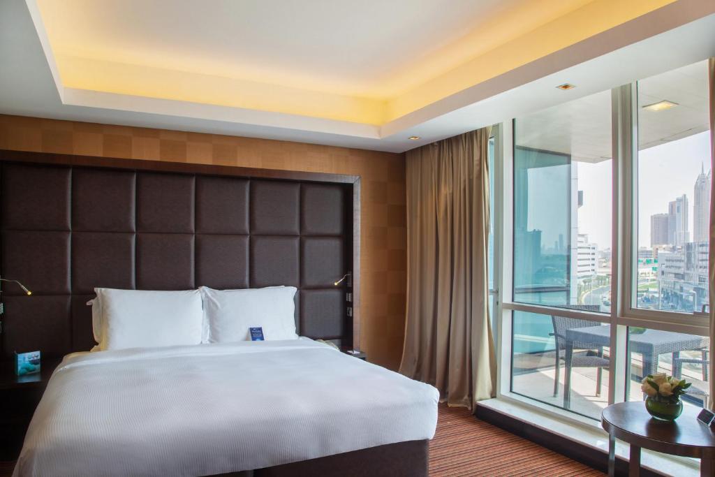 Двухместный (Представительский номер с балконом и правом посещения лаунджа) отеля Radisson Blu Hotel, Dubai Media City, Дубай