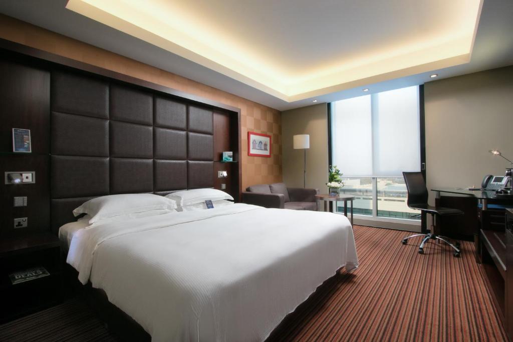 Двухместный (Номер «Премиум») отеля Radisson Blu Hotel, Dubai Media City, Дубай