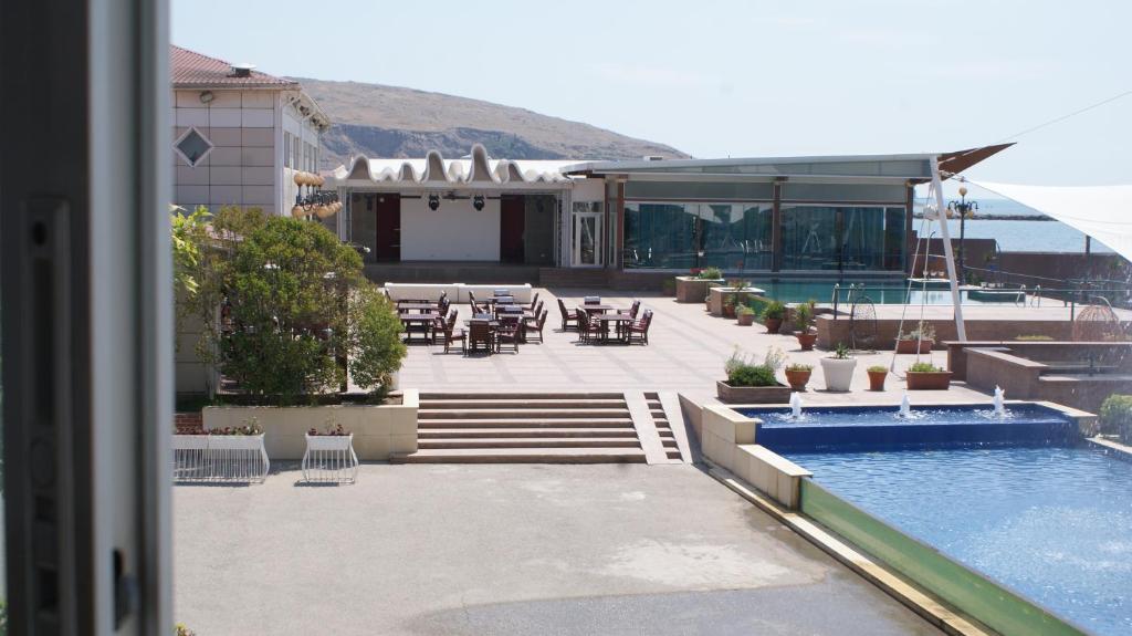 Сьюит (Полулюкс с видом на море) курортного отеля Crescent Beach, Баку