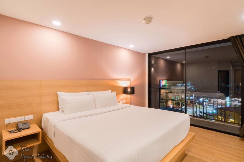 Двухместный (Улучшенный номер с кроватью размера «king-size») отеля New Square Patong Hotel, Пхукет