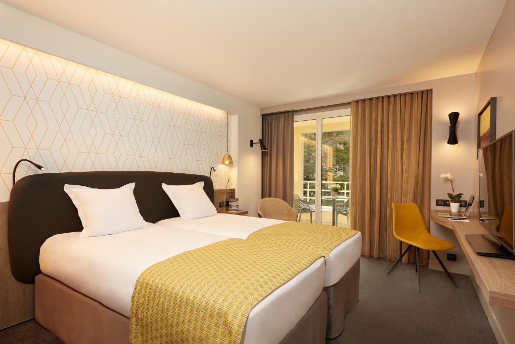 Двухместный (Двухместный номер с 1 кроватью или 2 отдельными кроватями и балконом) отеля Auteuil Tour Eiffel, Париж