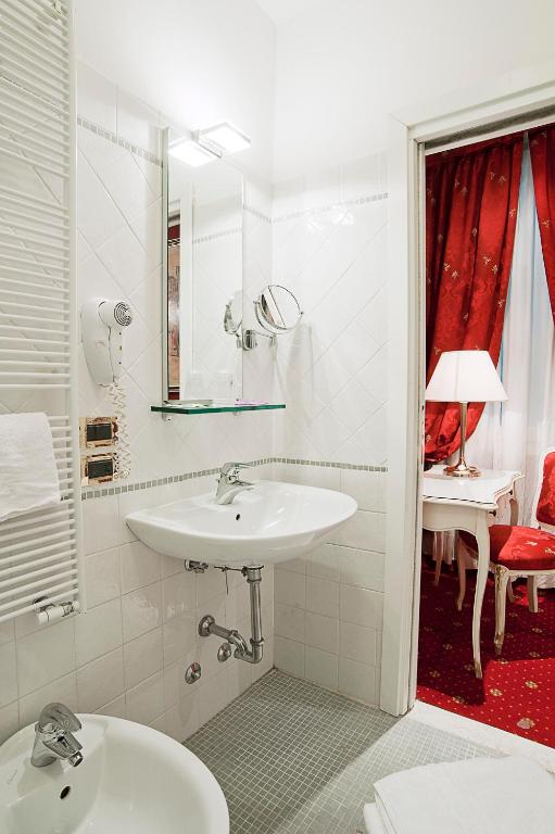 Четырехместный (Улучшенный четырехместный номер) отеля Hotel al Graspo de Ua, Венеция