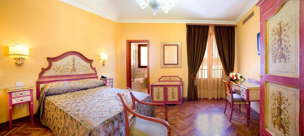 Двухместный (Улучшенный двухместный номер с 1 кроватью) отеля Hotel Palazzo Guardati, Сорренто