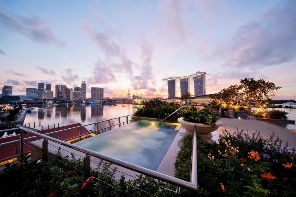 Двухместный (Taste the Good Life By The Bay Package - Bay View Room with Complimentary $350 SGD nett flexible Dining Credits per stay) отеля The Fullerton Bay Hotel Singapore, Сингапур (город)