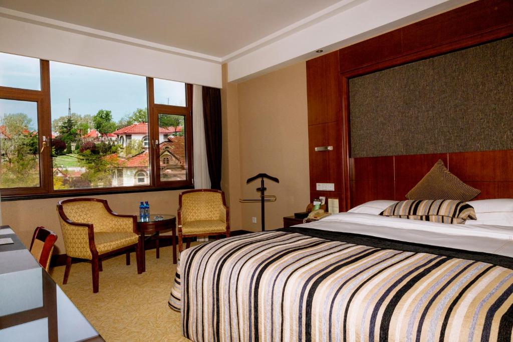 Двухместный (Для граждан материкового Китая - Номер с кроватью размера «king-size» и видом на сад) отеля Yantai Golden Gulf Hotel, Яньтай