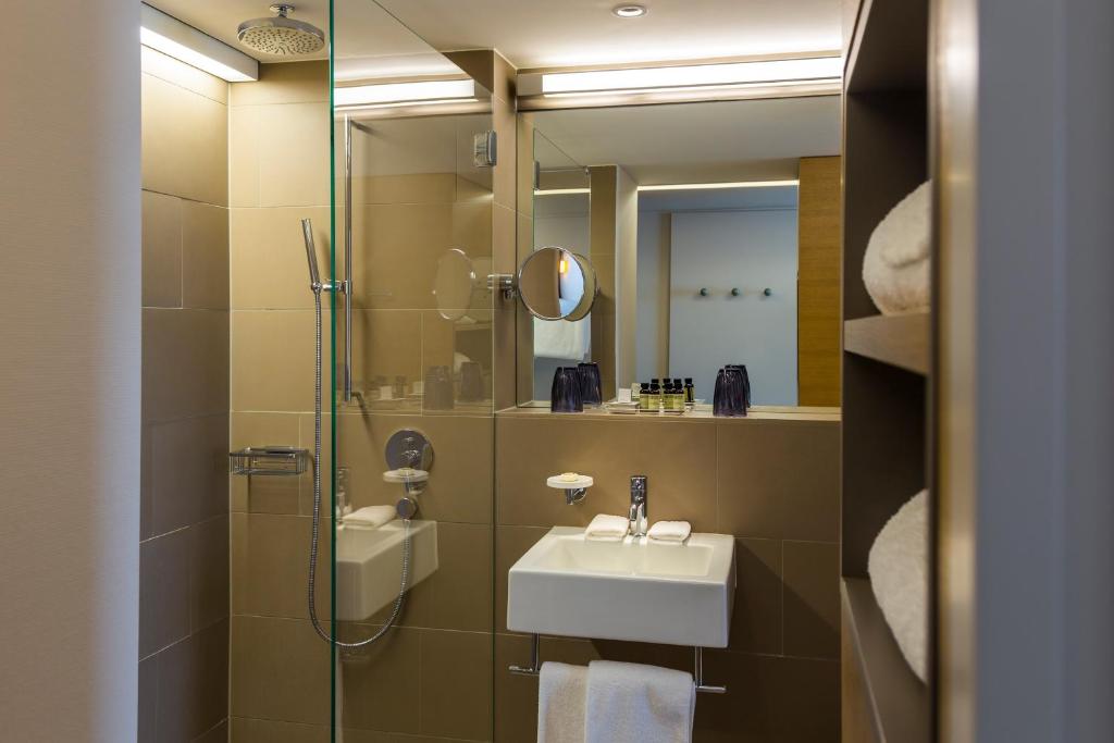 Двухместный (Улучшенный двухместный номер с 1 кроватью) отеля Pullman Basel Europe, Базель