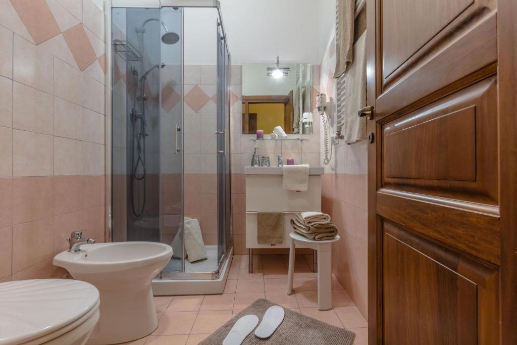 Трехместный (Трехместный номер с собственной ванной комнатой) отеля B & B La Fontaine Residenza D'Epoca, Витербо