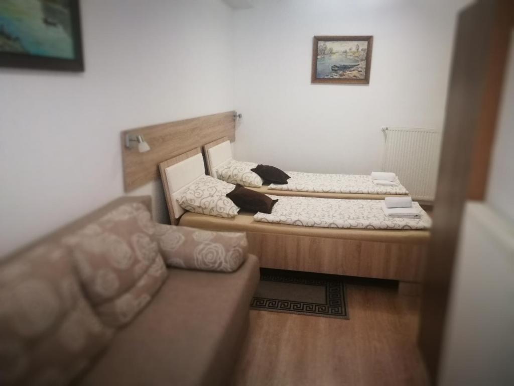 Четырехместный (Четырехместный номер с ванной комнатой) гостевого дома Rooms Aračić, Славонски-Брод