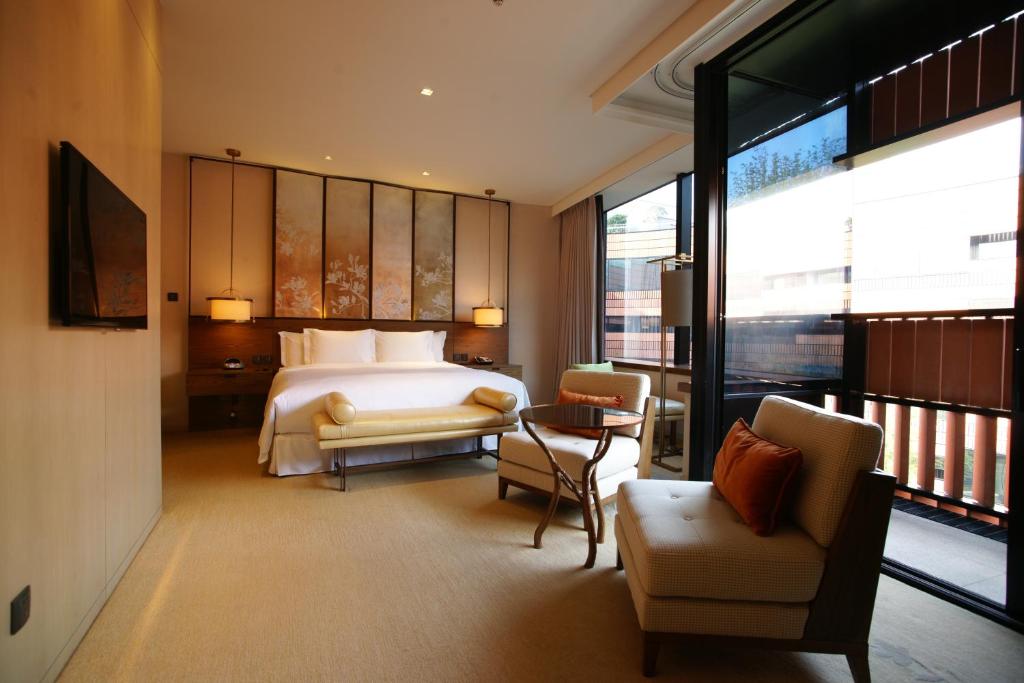 Двухместный (Стандартный номер с кроватью размера «king-size» и видом на внутренний двор) отеля Twelve at Hengshan, A Luxury Collection Hotel, Shanghai, Шанхай