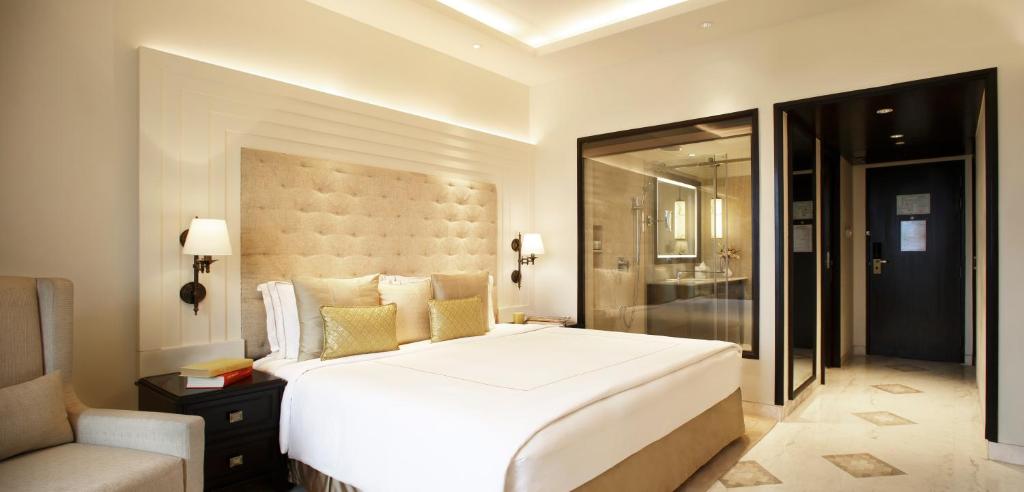 Двухместный (Deluxe Room City View King Bed) отеля The Gateway Hotel Ganges, Варанаси