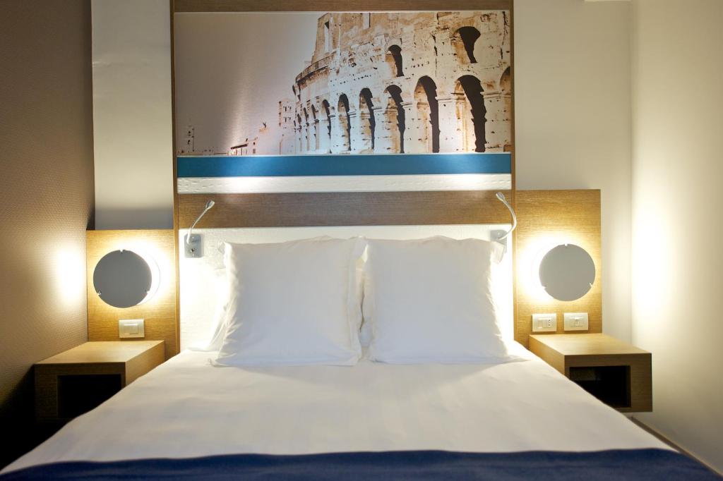 Двухместный (Улучшенный двухместный номер с 1 кроватью) отеля Mercure Roma Centro Colosseo, Рим