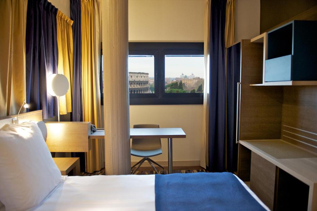 Двухместный (Улучшенный двухместный номер с 1 кроватью и видом на Колизей) отеля Mercure Roma Centro Colosseo, Рим