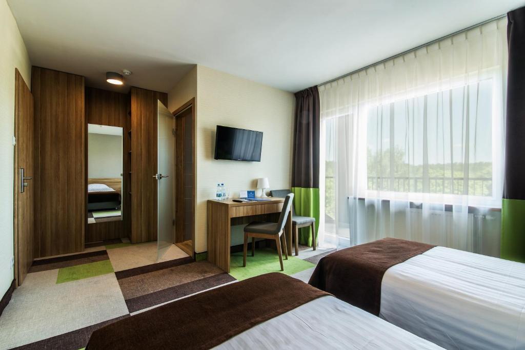 Двухместный (Стандартный двухместный номер с 1 кроватью или 2 отдельными кроватями и балконом) отеля Mazurski Raj - Hotel, Marina & Spa, Миколайки