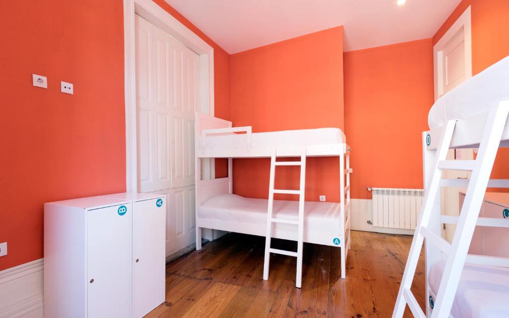 Номер (Кровать в общем 4-местном номере для мужчин и женщин) хостела Best Guest Porto Hostel, Порту