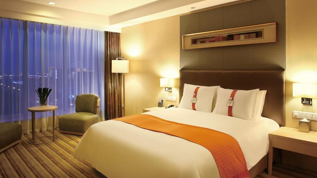 Двухместный (1 King Premium City View) отеля Holiday Inn Qingdao Parkview, Циндао