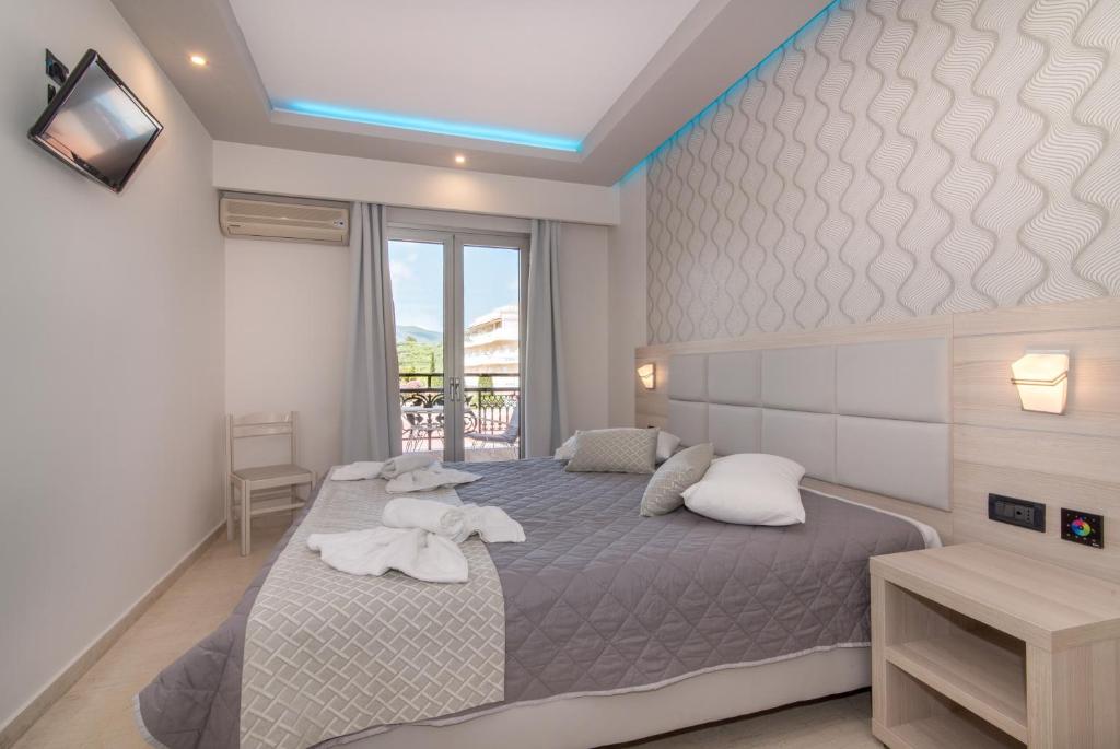 Двухместный (Улучшенный двухместный номер с 1 кроватью или 2 отдельными кроватями и балконом) отеля Hotel Tzante, Лаганас