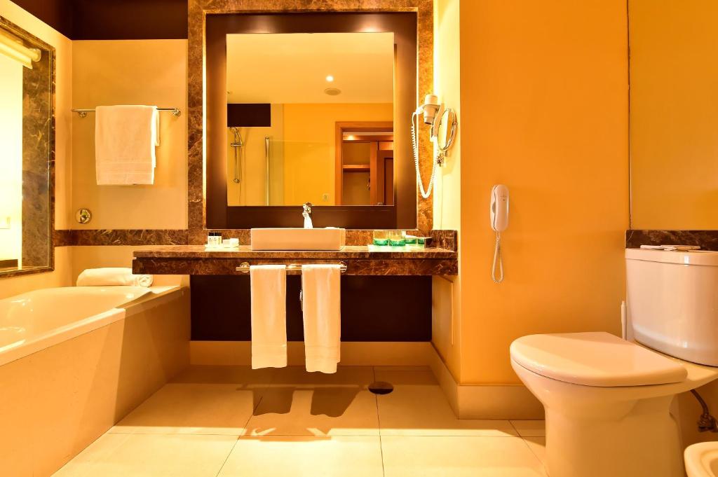 Двухместный (Классический двухместный номер с 2 отдельными кроватями и видом на море) отеля Pestana Promenade Ocean Resort Hotel, Фуншал