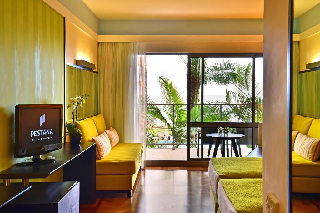 Двухместный (Классический двухместный номер с 2 отдельными кроватями и боковым видом на море) отеля Pestana Promenade Ocean Resort Hotel, Фуншал