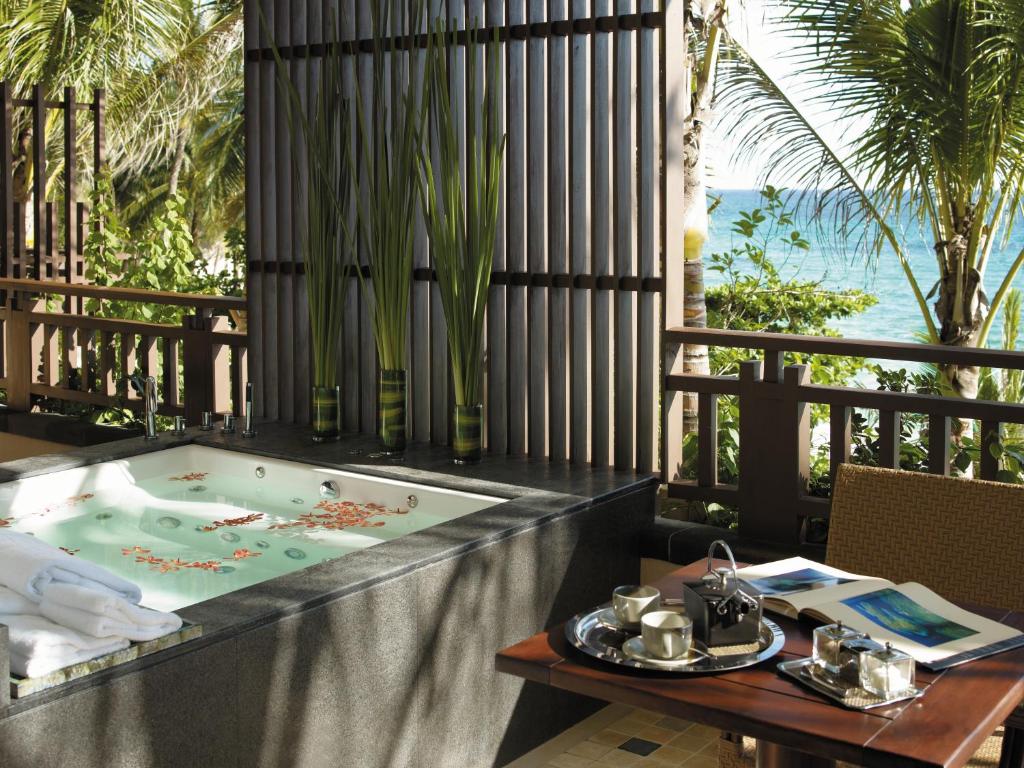 Сьюит (Предложение «Бесконечное лето» - Люкс с видом на море) курортного отеля Shangri-La's Boracay Resort and Spa, Боракай