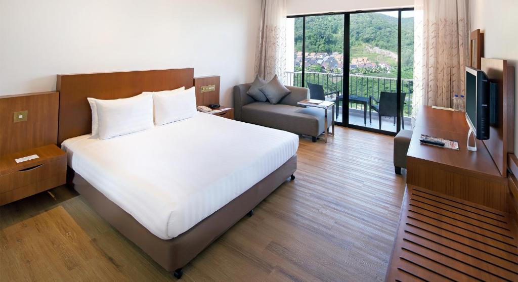 Двухместный (Улучшенный двухместный номер с 1 кроватью) курортного отеля The Bayview Beach Resort, Пенанг