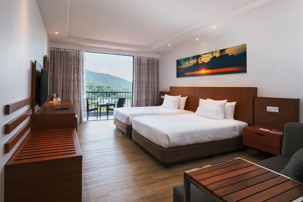 Двухместный (Улучшенный двухместный номер с 2 отдельными кроватями) курортного отеля The Bayview Beach Resort, Пенанг