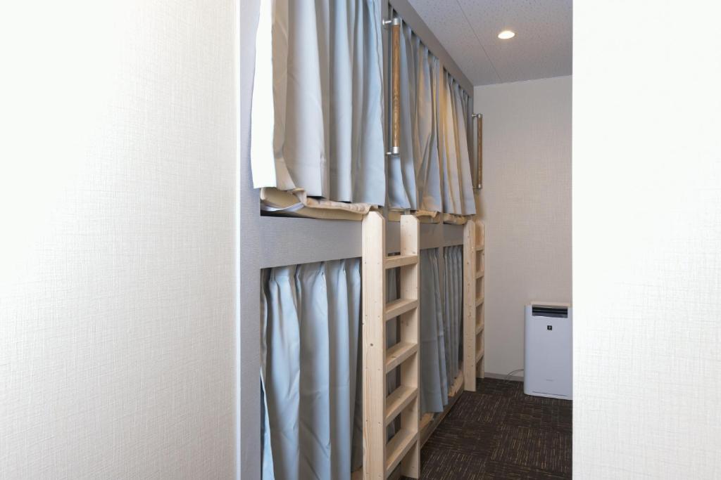 Номер (Спальное место на двухъярусной кровати в общем номере для мужчин и женщин) хостела bnb+ Asakusa Kuramae, Токио