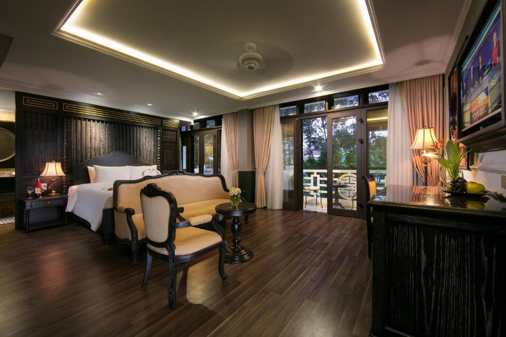 Сьюит (Двухместный номер «Премиум» с 1 кроватью или 2 отдельными кроватями и балконом) отеля Like Hoi An Hotel, Хойан