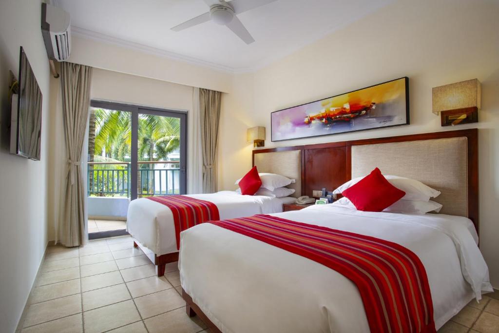Двухместный (Двухместный номер с 2 отдельными кроватями и видом на бассейн) отеля Tianze Beach Resort, Санья