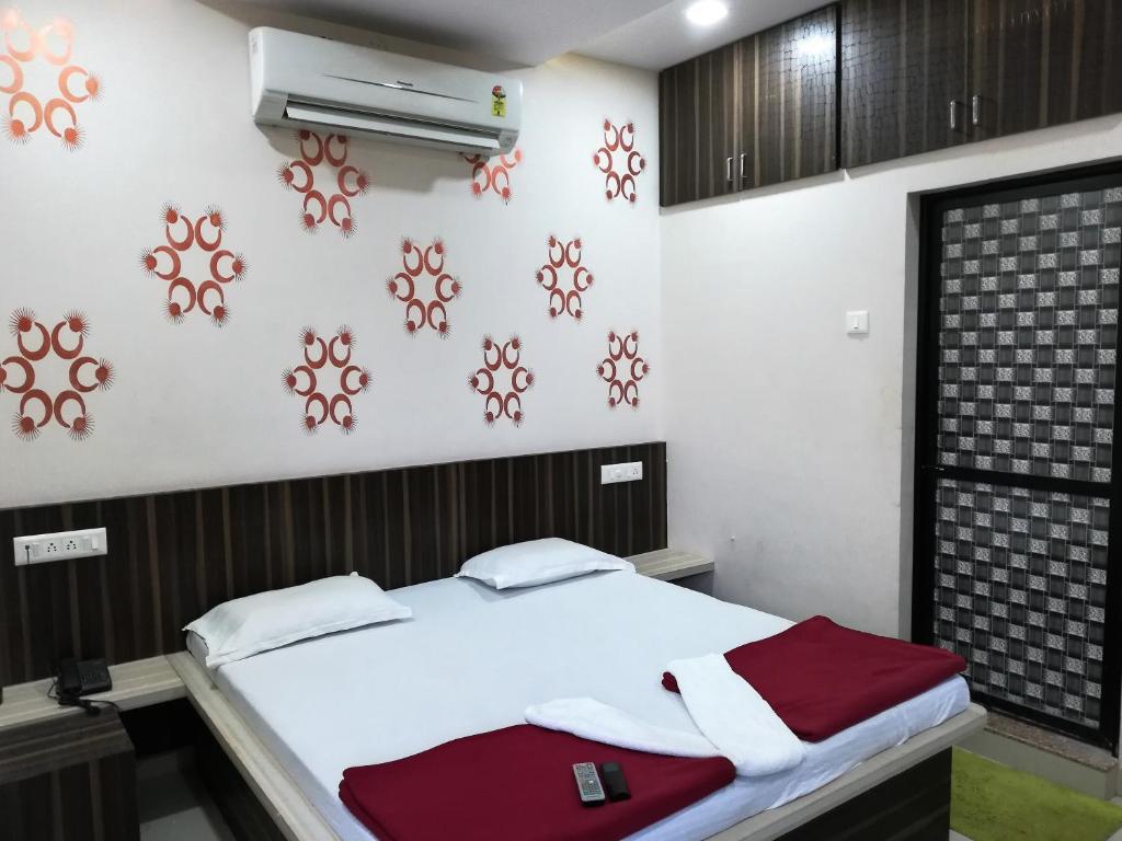 Двухместный (Номер Делюкс) отеля Hotel Swad Sagar, Бхудж