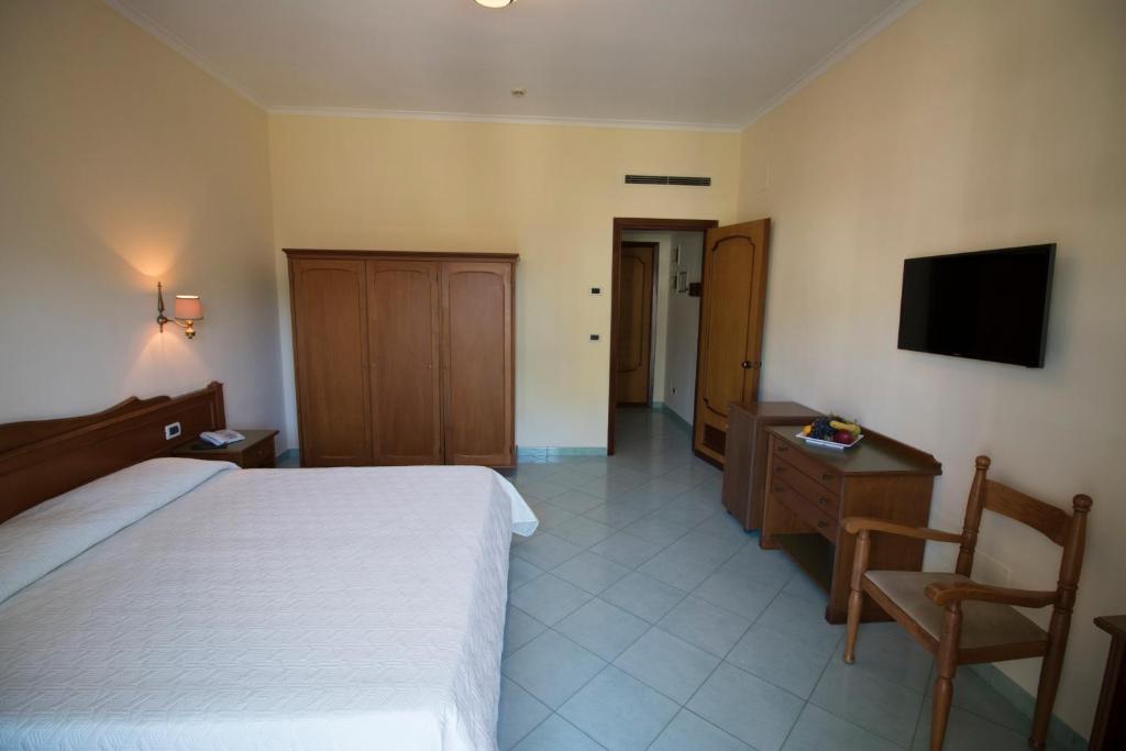Двухместный (Двухместный номер с 1 кроватью или 2 отдельными кроватями и дополнительной кроватью) отеля Hotel Terme Alexander, Искья