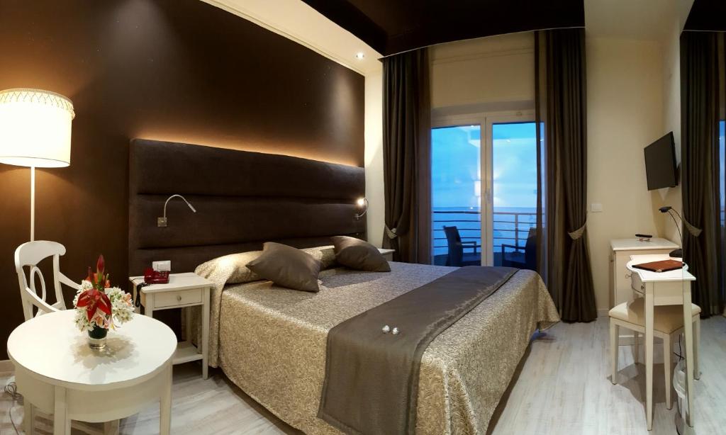 Двухместный (Классический двухместный номер с 1 кроватью или 2 отдельными кроватями с видом на море) отеля Hotel Regina, Алассио