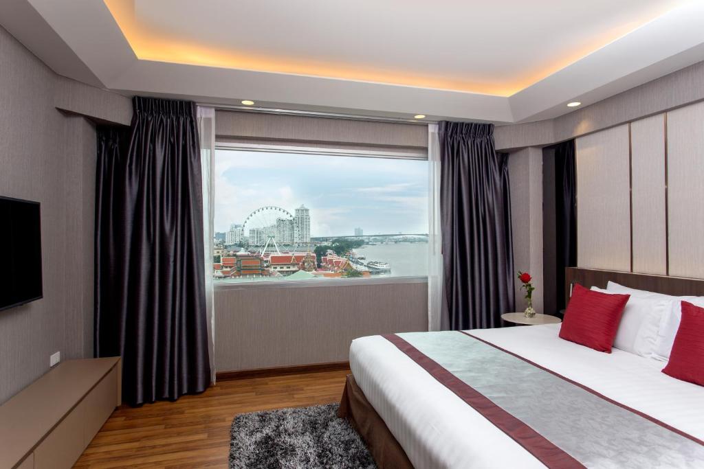 Сьюит (Люкс «Премьер» с кроватью размера «king-size» и видом на реку) отеля Ramada Plaza Bangkok Menam Riverside, Бангкок