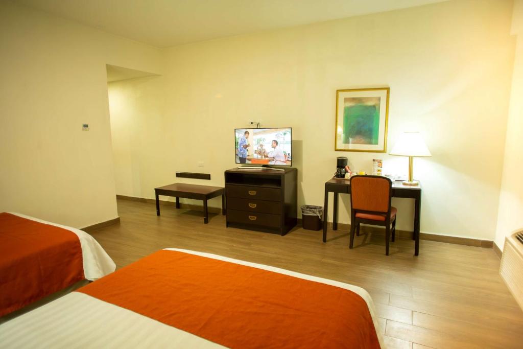 Двухместный (Улучшенный двухместный номер с 2 двуспальными кроватями) отеля Best Western Plaza Monterrey, Монтеррей