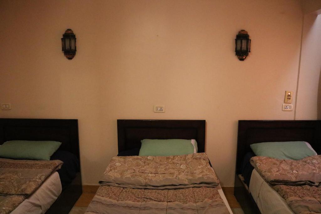 Двухместный (Двухместный номер с 2 отдельными кроватями и общей ванной комнатой) хостела Wake Up! Cairo Hostel, Каир