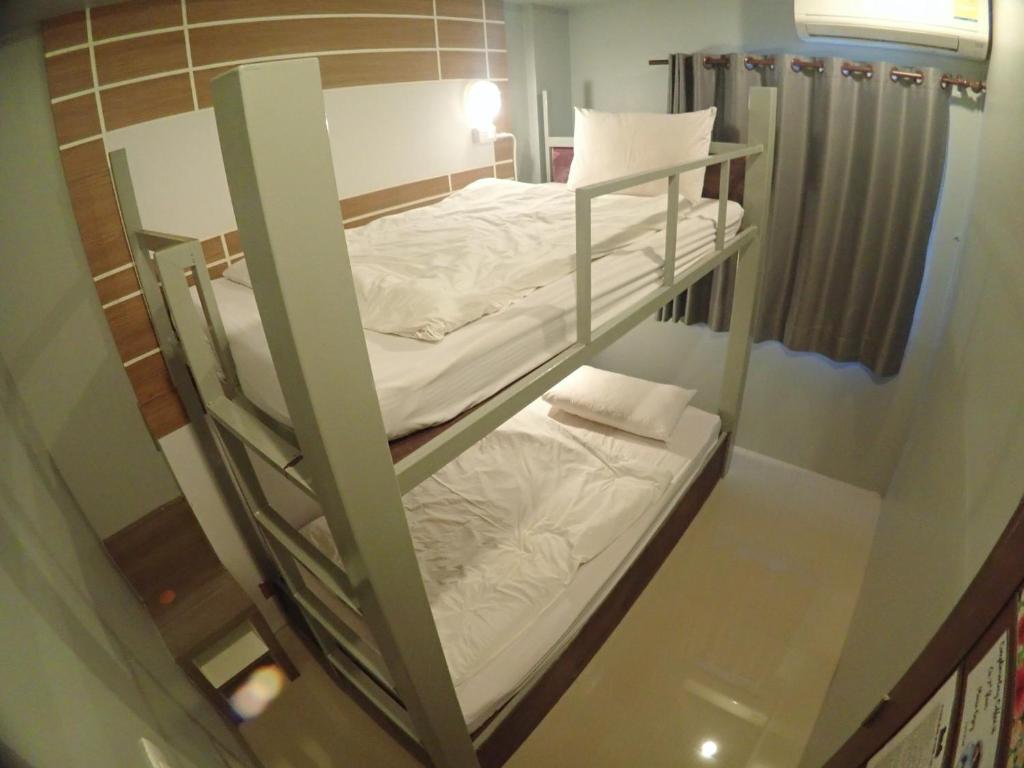 Двухместный (Небольшой двухместный номер с 2 отдельными кроватями) хостела Pop-In Hostel, Краби