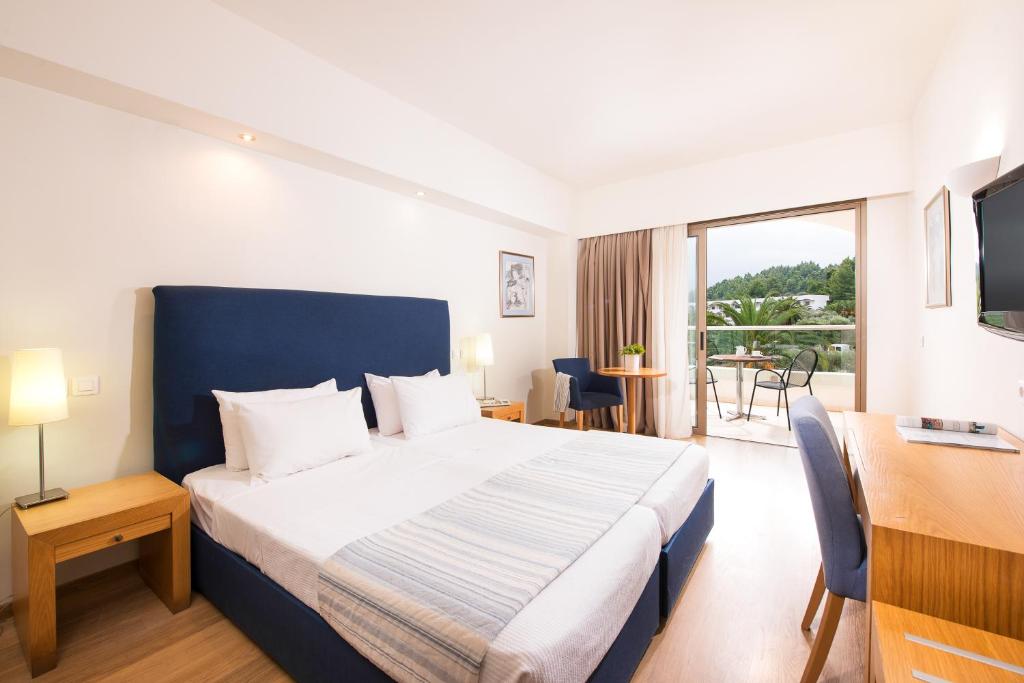 Двухместный (Двухместный номер с 1 кроватью или 2 отдельными кроватями, вид на горы) курортного отеля Kassandra Palace & Spa, Криопиги