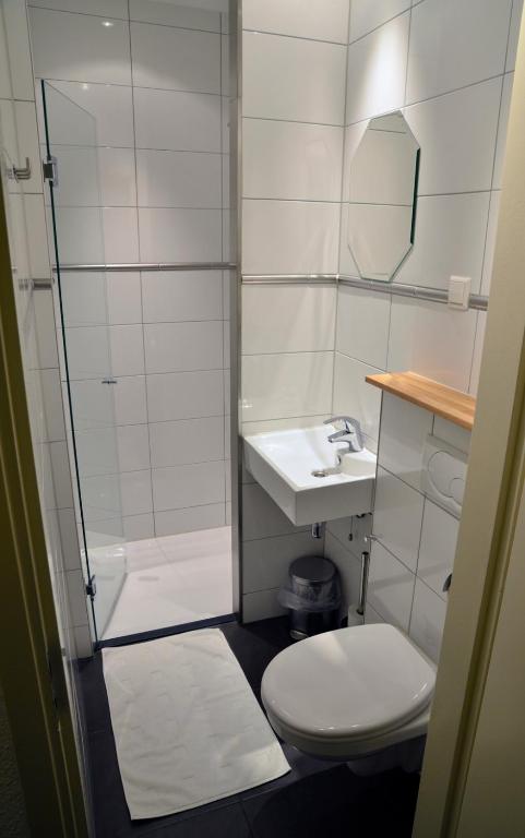 Одноместный (Одноместный номер с основными удобствами и общей ванной комнатой) отеля Hotel Villa Margaretha, Гаага