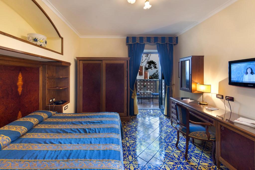 Двухместный (Улучшенный двухместный номер с 1 кроватью или 2 отдельными кроватями и видом на сад) отеля Hotel La Tonnarella, Сорренто