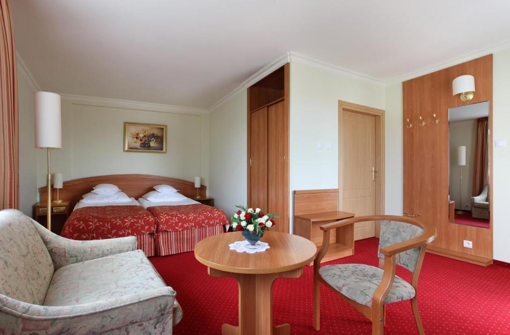 Трехместный (Двухместный номер с двуспальной кроватью и дополнительной кроватью) отеля Hotel Bartan Gdansk Seaside, Собешево