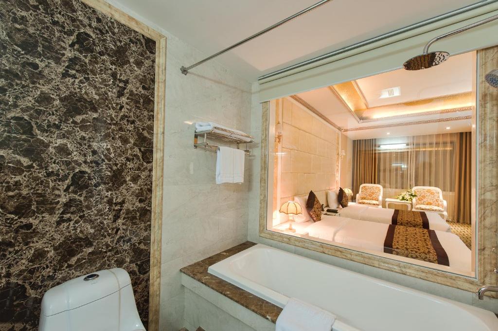 Двухместный (Двухместный номер Делюкс «Премиум» с 2 отдельными кроватями) отеля Muong Thanh Luxury Song Lam Hotel, Винь