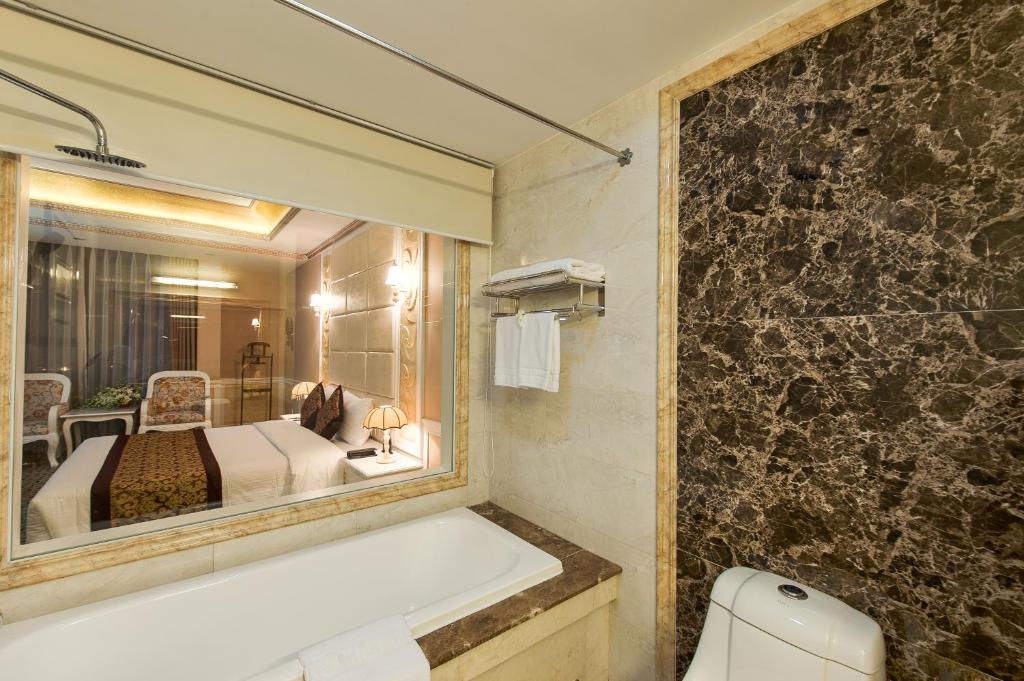 Двухместный (Номер «Премиум» Делюкс с кроватью размера «king-size») отеля Muong Thanh Luxury Song Lam Hotel, Винь