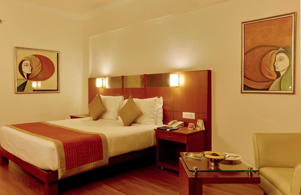 Двухместный (Deluxe Double Room with Airport Transfers; upgrade to next category; Early Check in 1200 hrs & Late Check out till 1400 hrs; 10% discount on Food & Beverage (only at restaurants)), The Suryaa New Delhi