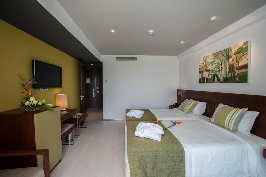 Двухместный (Улучшенный двухместный номер с 1 кроватью или 2 отдельными кроватями) отеля INATEL Cerveira Hotel, Вила-Нова-ди-Сервейра