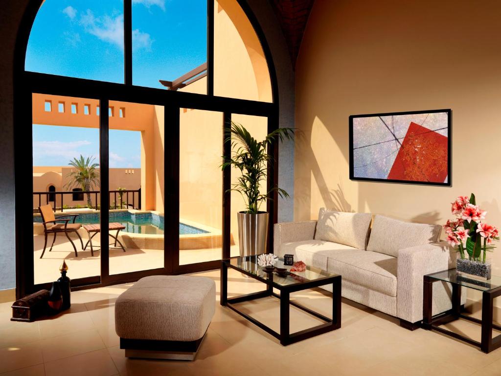Сьюит (Специальное предложение - Люкс с собственным бассейном и 20% скидкой на еду и напитки) курортного отеля The Cove Rotana Resort - Ras Al Khaimah, Рас-эль-Хайма