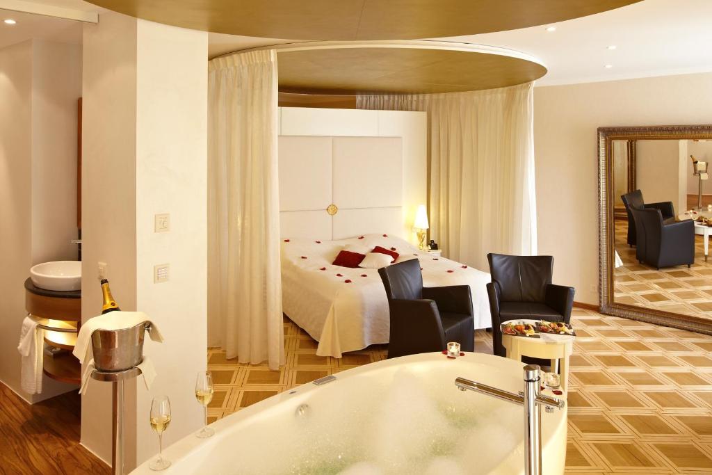 Сьюит (Романтический люкс с балконом и видом на реку) отеля Hotel des Balances, Люцерн